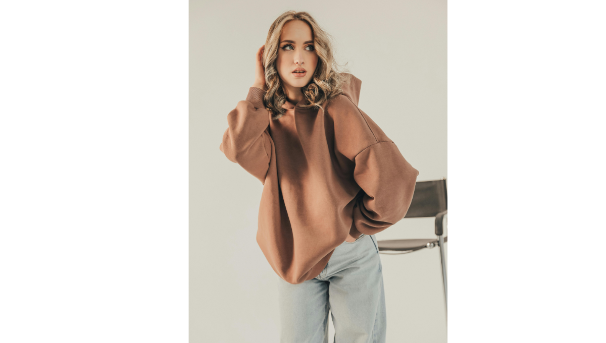 Oversized hoodie with straight fit jeans winter street style look under 3000
