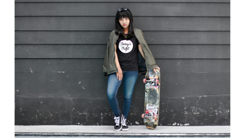 Puffer jacket with basic tee and jeans winter street style look under 3000
