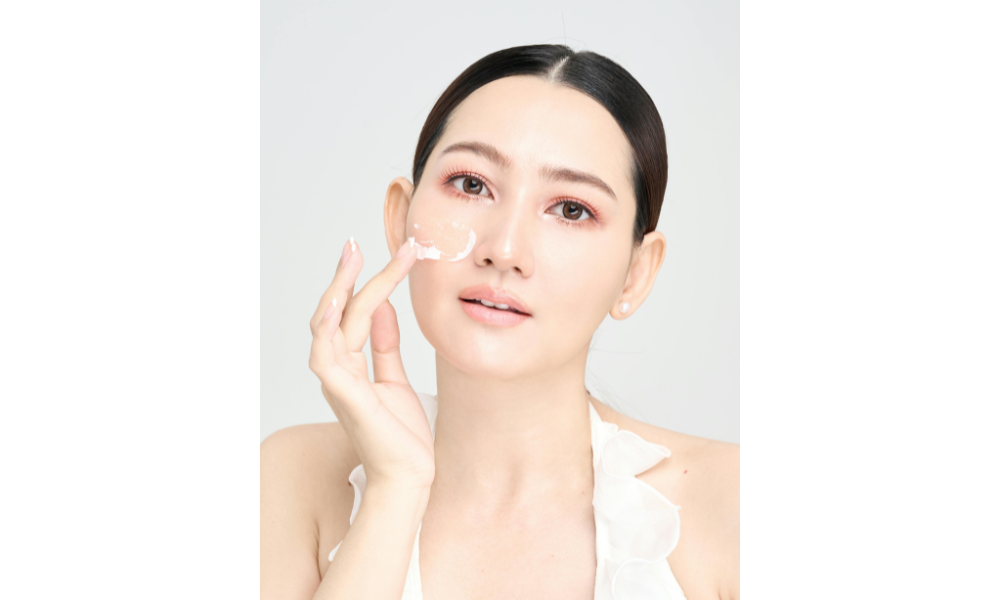 Lightweight gel moisturizer application for oily skin daily skincare routine in India