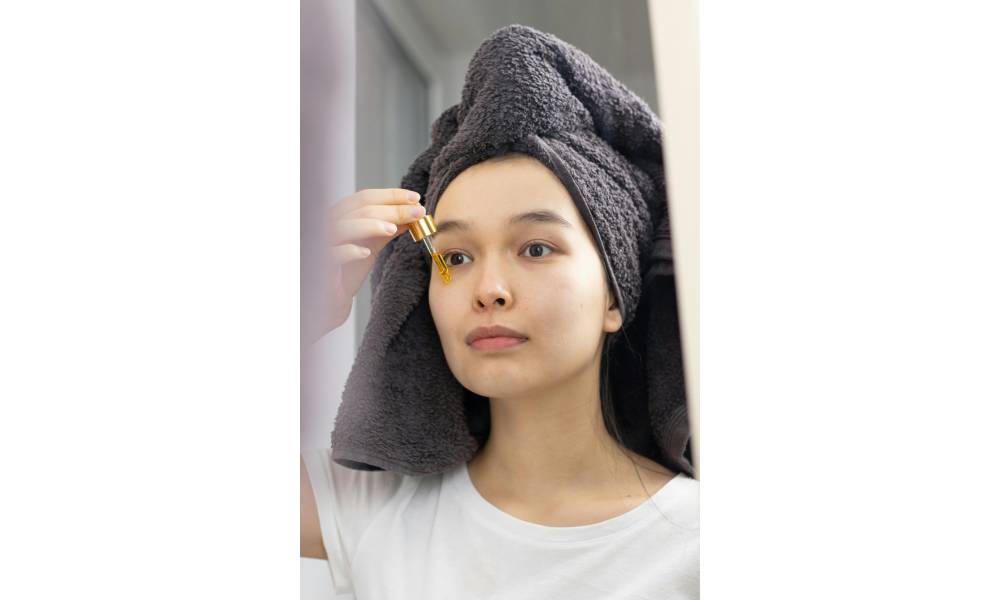 Applying alcohol-free toner for oily skin in daily skincare routine in India